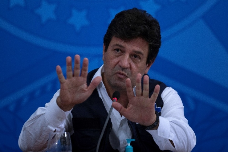 Brezilya Devlet Başkanı Bolsonaro, Sağlık Bakanını Görevden Aldı