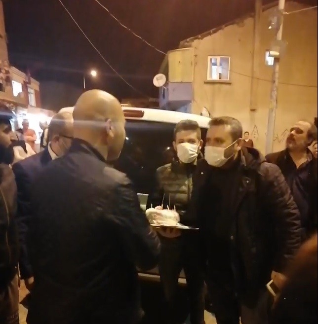 Kavgaya Gelen Polisleri Pasta Ve Çiçeklerle Karşıladılar