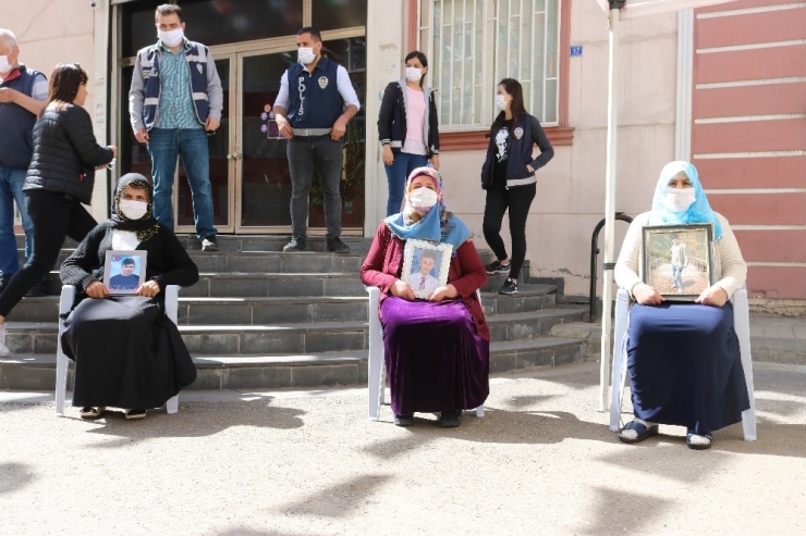 Hdp Önündeki Ailelerin Evlat Nöbeti 228. Gününde