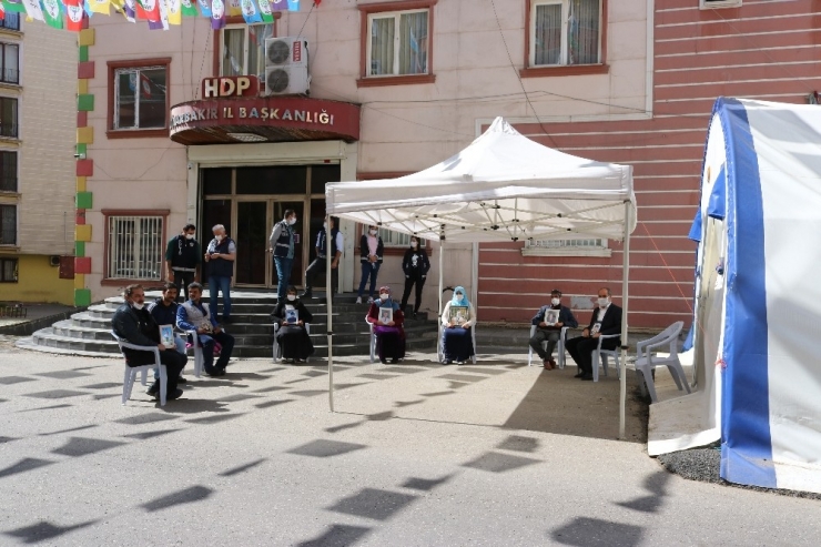 Hdp Önündeki Ailelerin Evlat Nöbeti 228. Gününde