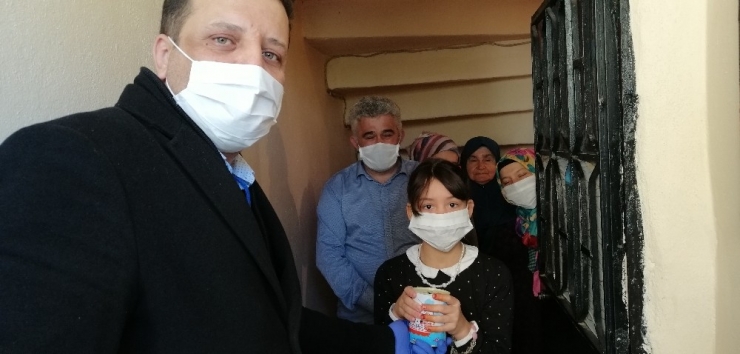 İlkokul Öğrencisi Buğlem Su Kumbarasındaki Parayı ‘Biz Bize Yeteriz Türkiyem’ Kampanyasına Bağışladı