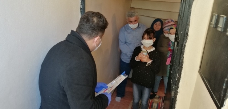 İlkokul Öğrencisi Buğlem Su Kumbarasındaki Parayı ‘Biz Bize Yeteriz Türkiyem’ Kampanyasına Bağışladı