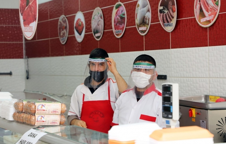 Büyükçekmece Esnafına Maske Ve Siperlik Dağıtılıyor