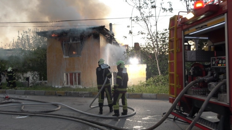 Denizli’de 2 Katlı Ev Alev Alev Yandı