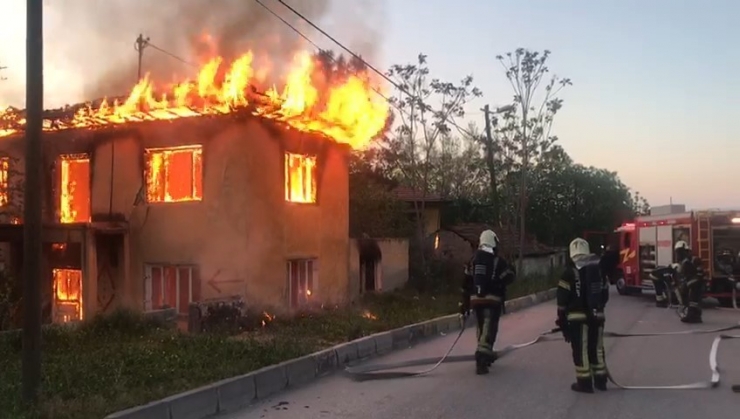 Denizli’de 2 Katlı Ev Alev Alev Yandı