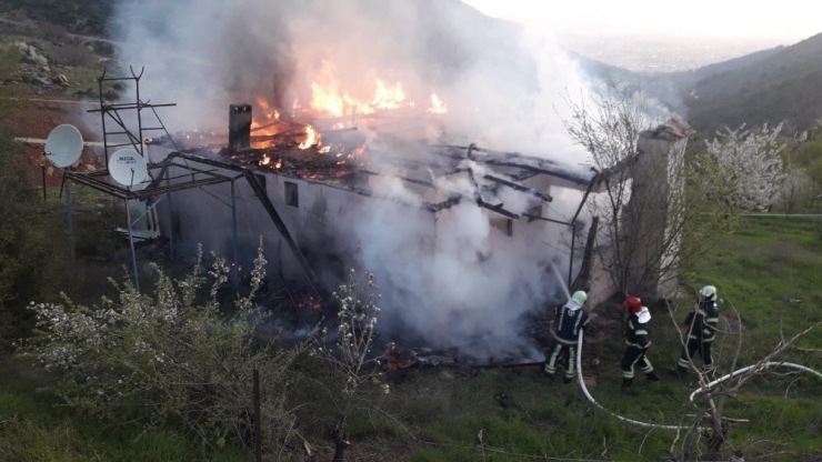 Tek Katlı Ev Alev Alev Yandı