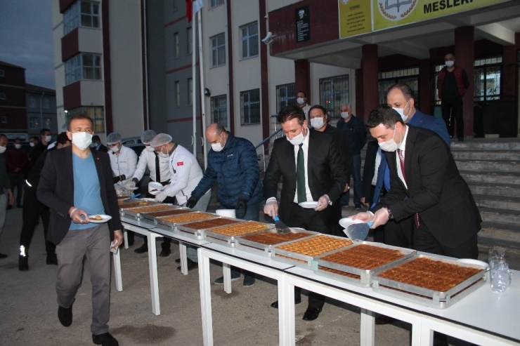 Diyarbakır’da Kadayıfçı Sıtkı Usta’dan 750 Cezaevi Personeline Moral İçin Tatlı İkramı