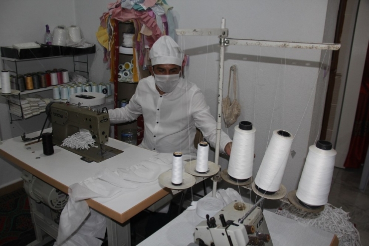 İş Yerini Atölyeye Çevirdi, Ürettiği Maskeleri Ücretsiz Dağıtmaya Başladı