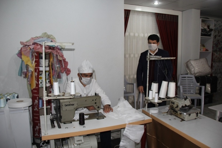 İş Yerini Atölyeye Çevirdi, Ürettiği Maskeleri Ücretsiz Dağıtmaya Başladı