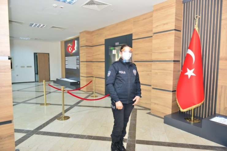 Elazığ Polisine Virüse Karşı Siperlik