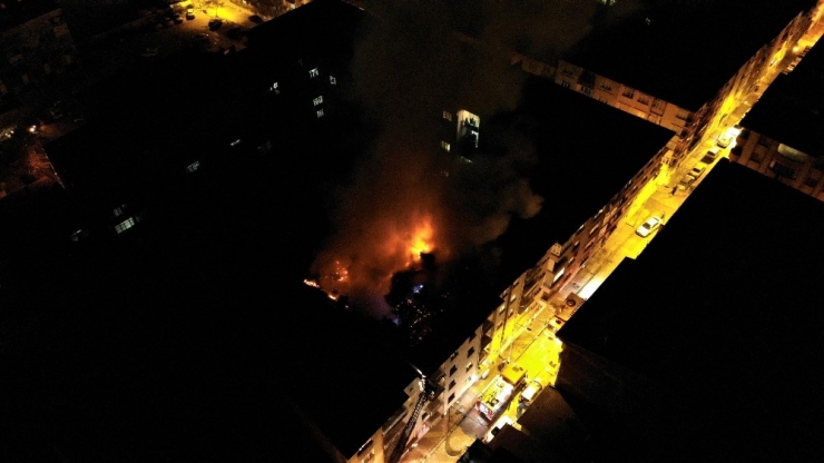 Depremde Hasar Alan Binanın Çatısı Yandı