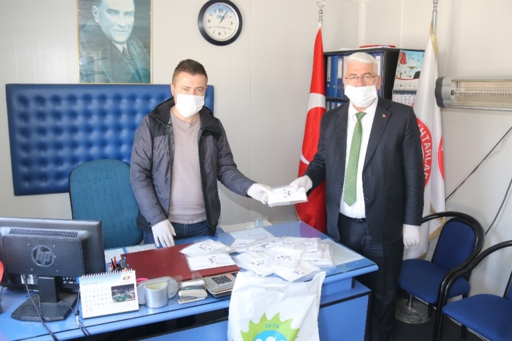 Ergene’de Ücretsiz Maskeler Muhtarlıklara Teslim Ediliyor