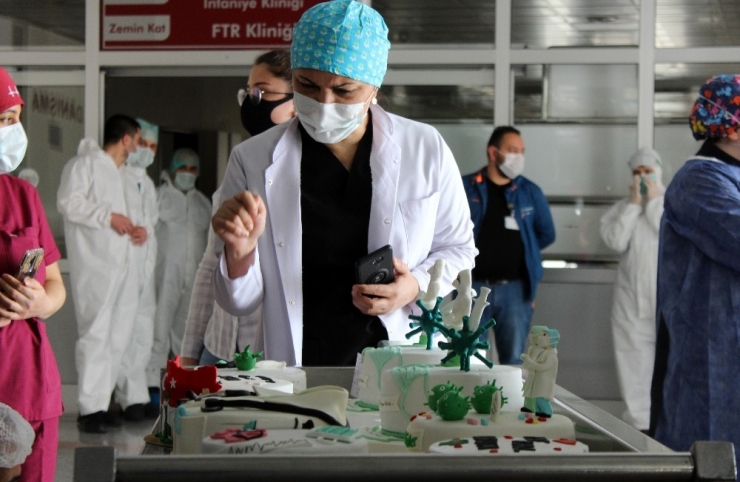 Sağlık Çalışanlarına Pasta Sürprizi