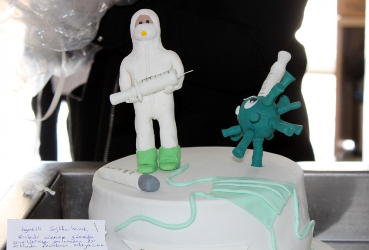 Sağlık Çalışanlarına Pasta Sürprizi