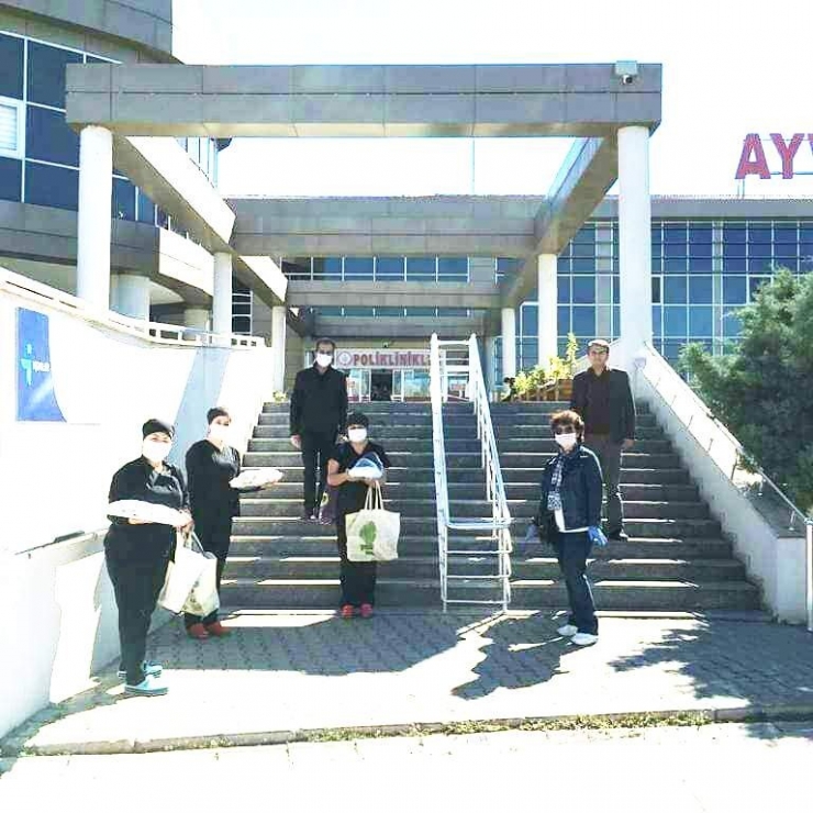 Hazırladıkları Börek Ve Poğaçaları Sağlıkçılara Götürdüler