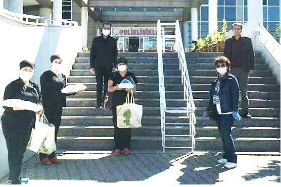 Hazırladıkları Börek Ve Poğaçaları Sağlıkçılara Götürdüler