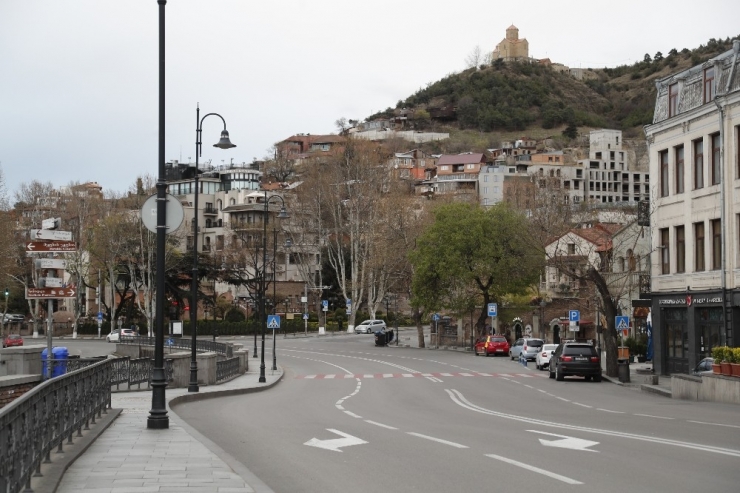 Gürcistan’da Covid-19 Nedeniyle Araç Kullanımı Yasaklandı