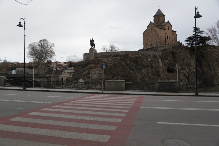 Gürcistan’da Covid-19 Nedeniyle Araç Kullanımı Yasaklandı