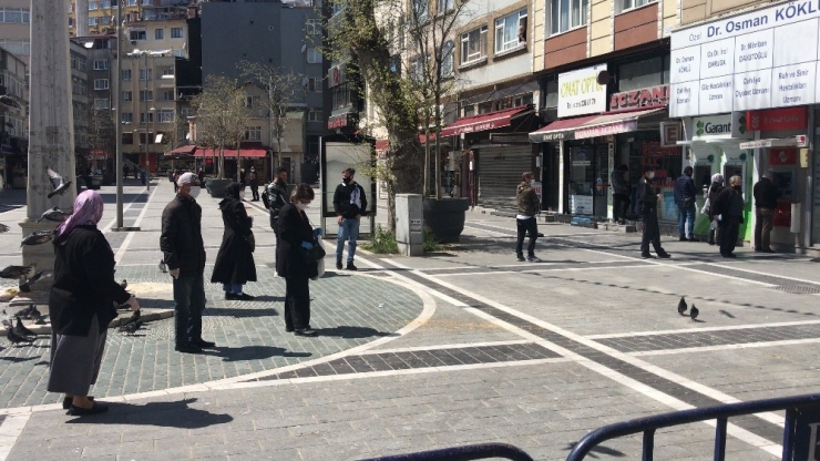 İstanbul’da Yasağa Saatler Kala Vatandaşlar Alışverişe Akın Etti