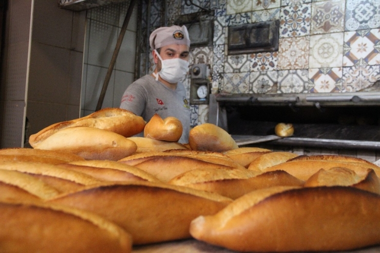Sokağa Çıkma Yasağı Öncesi İzmir’de Fırıncılar Tedbirlerini Aldı