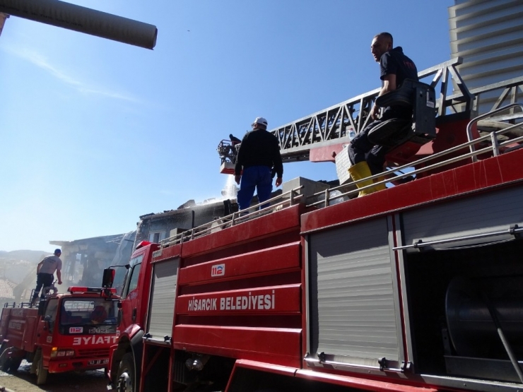 Hisarcık’ta Ahşap Ev Yangını Korkuttu