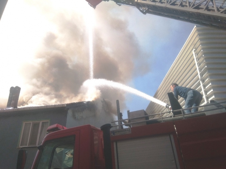 Hisarcık’ta Ahşap Ev Yangını Korkuttu