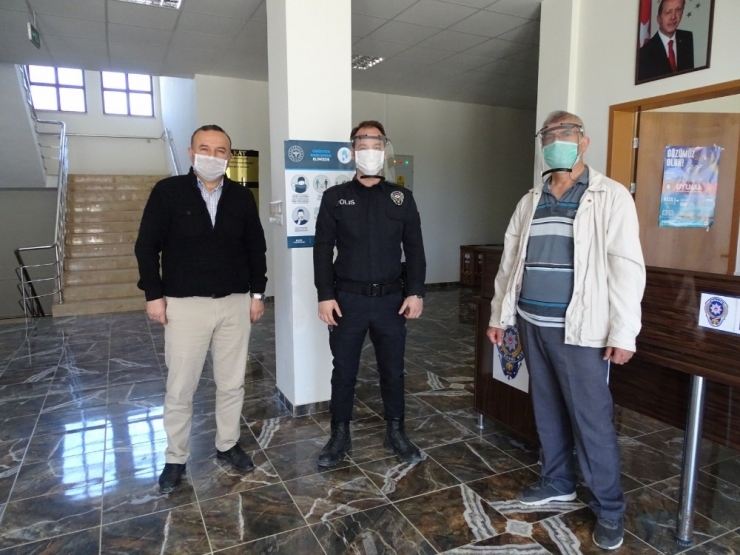 Güvenlik Güçlerinin Yüz Koruyucu Siperlikleri Öğretmenlerden