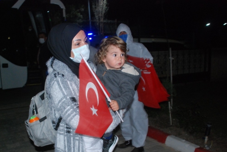 Hollanda’dan Gelen Minik Ömer Halis’in Karantina Süreci Başladı