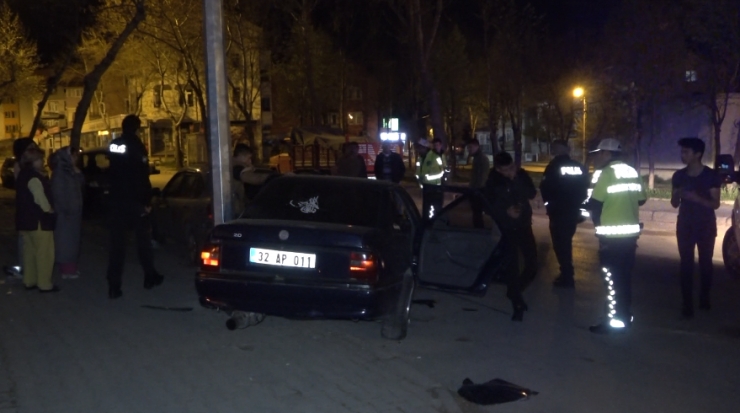 Ehliyetsiz Ve Alkollü Sürücü Park Halindeki Otomobile Çarptı: 3 Yaralı