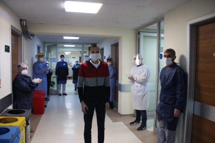 18 Yaşındaki Afgan Uyruklu Genç Korona Virüsü Yendi