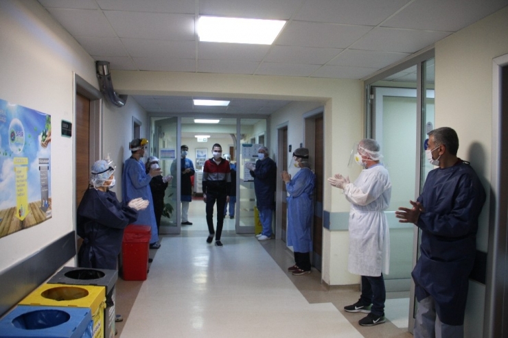 18 Yaşındaki Afgan Uyruklu Genç Korona Virüsü Yendi