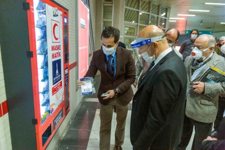 İzmir’in Metro İstasyonlarında Maskematik Dönemi