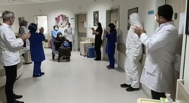 72 Yaşında Korona Virüsü Yendi, Alkışlarla Taburcu Edildi