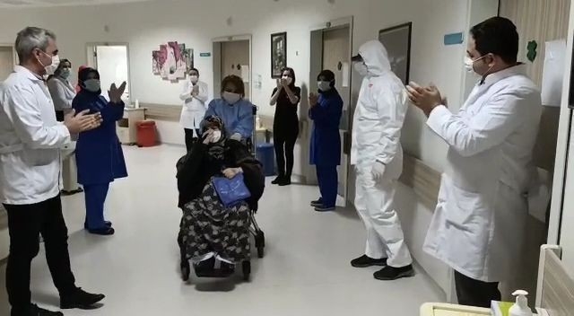 72 Yaşında Korona Virüsü Yendi, Alkışlarla Taburcu Edildi