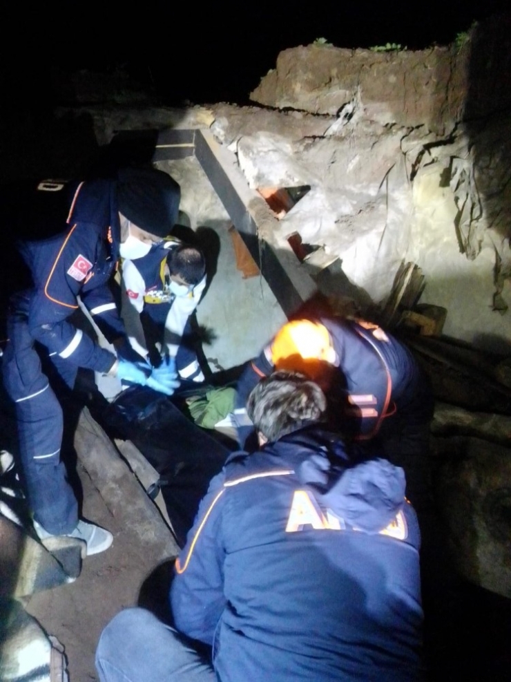 Yıkılan Evin Altında Kalan Kadın Hayatını Kaybetti