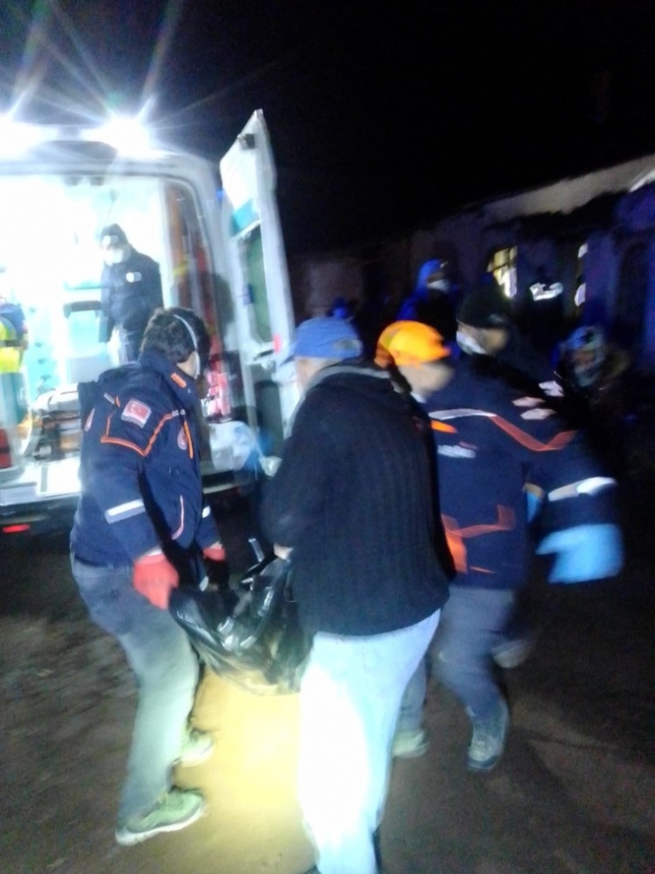 Yıkılan Evin Altında Kalan Kadın Hayatını Kaybetti