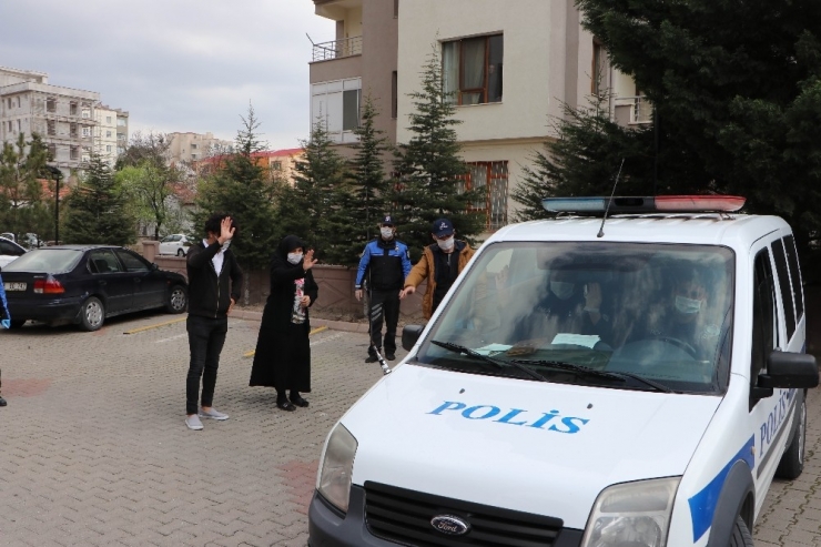 Gözaltına Alındığını Zannetti, Gördüğü Manzara Karşısında Neye Uğradığını Şaşırdı