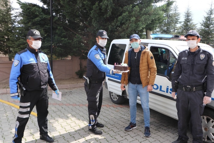 Gözaltına Alındığını Zannetti, Gördüğü Manzara Karşısında Neye Uğradığını Şaşırdı