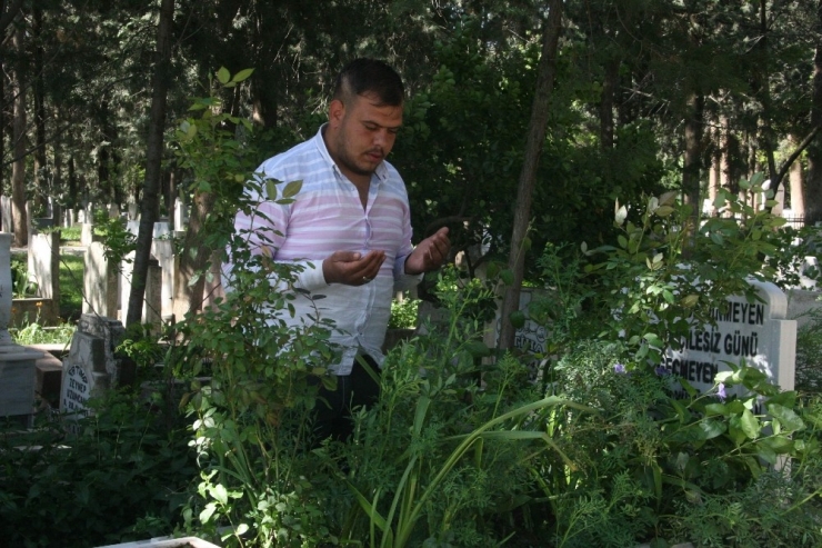 Korona Virüs Nedeniyle Mezarlıklara Ziyaretler Azaldı