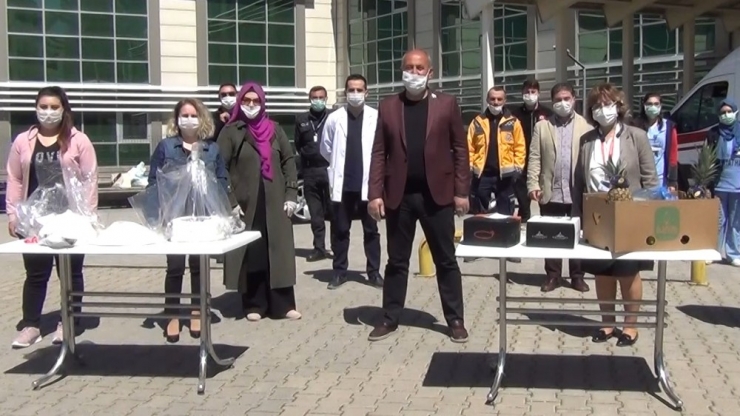 Sağlık Çalışanlarına Götürülen Yemek Kabındaki Duygulandıran Not: "Annem Ağlıyor"