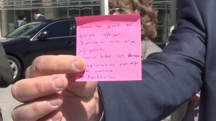 Sağlık Çalışanlarına Götürülen Yemek Kabındaki Duygulandıran Not: "Annem Ağlıyor"