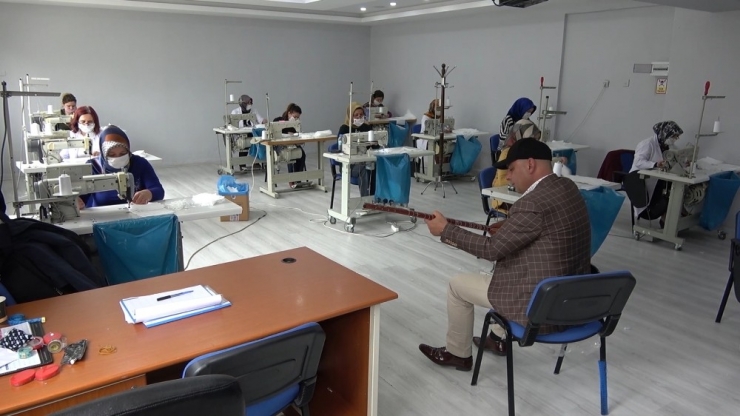 O Sazıyla Çalıp Söylüyor, Gönüllüler De Maske Üretiyor