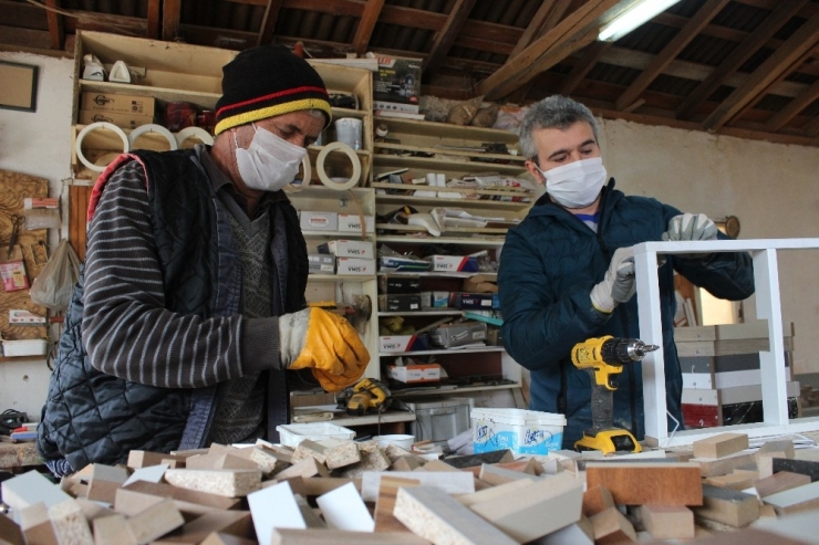 Marangoz, Yaptığı Oyuncaklarla Evden Çıkamayan Onlarca Çocuğun Yüzünü Güldürdü