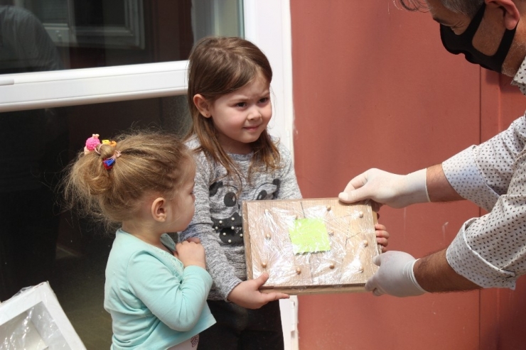 Marangoz, Yaptığı Oyuncaklarla Evden Çıkamayan Onlarca Çocuğun Yüzünü Güldürdü