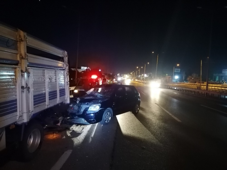 Otomobil Emniyet Şeridinde Duran Kamyonete Arkadan Çarptı: 1 Ağır Yaralı