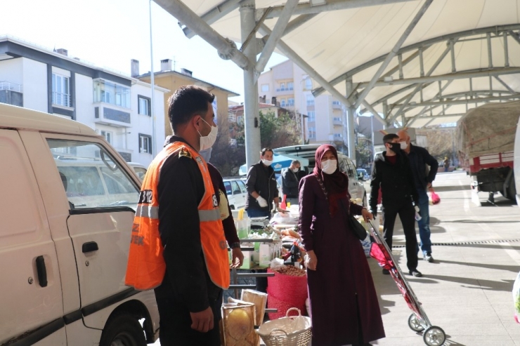 Pazar Alışverişi İçin Sıralarını Beklediler