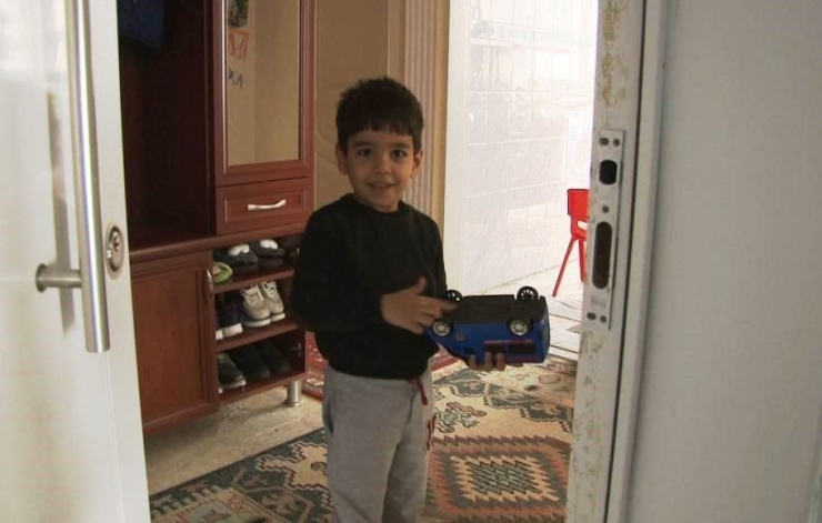 Karantinadaki Sağlık Çalışanı Babadan Oğluna Oyuncak Sürprizi