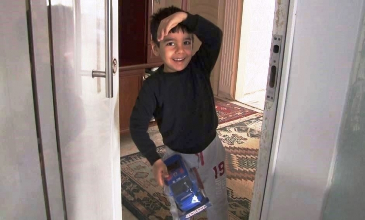 Karantinadaki Sağlık Çalışanı Babadan Oğluna Oyuncak Sürprizi