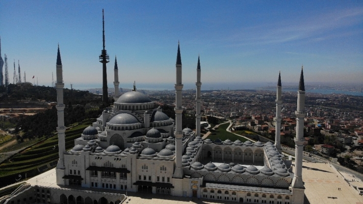 Korona Virüs Nedeniyle Cuma Gününde Sessizliğe Bürünen Büyük Çamlıca Camisi Havadan Görüntülendi