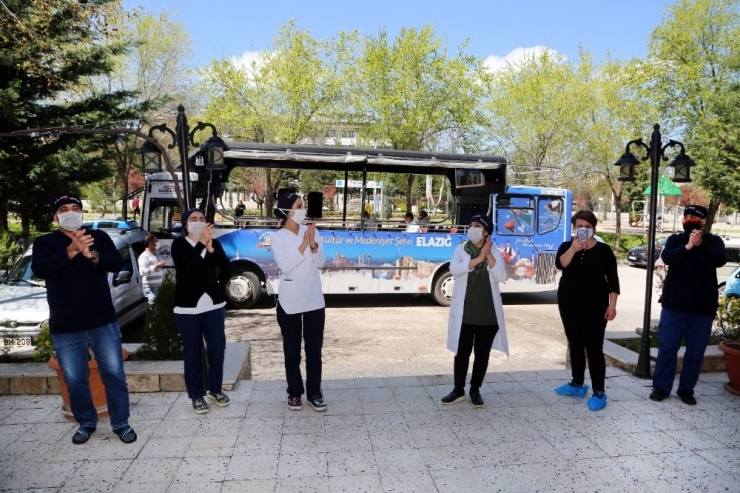 Elazığ’da Tur Otobüsüyle Huzur Evi Sakinlerine Konser